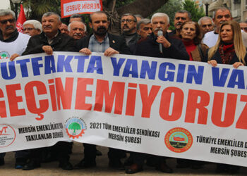 Emekliler ve EYT’liler Mersin’de meydanları terk etmiyor