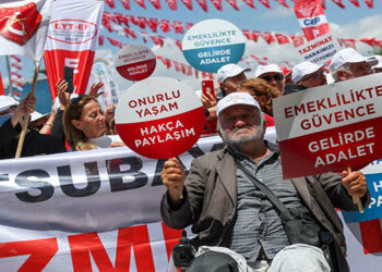 On binlerce emekli Ankara’dan haykırdı: “İnsanca yaşamak istiyoruz”