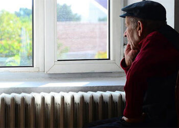 Emekli huzurevi kapısında