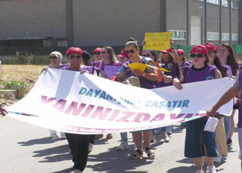 Metal işçisi kadınlardan Purmo grevine ziyaret