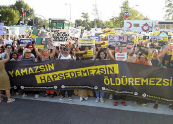 Hayvan hakları savunucuları Kadıköy’de eylem yaptı