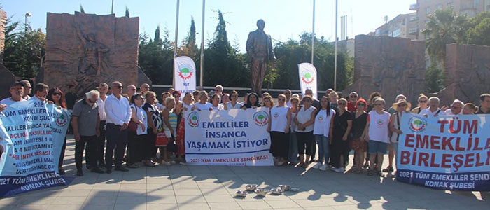 Emekliler, İzmir’de boş tencerelerle yürüdü