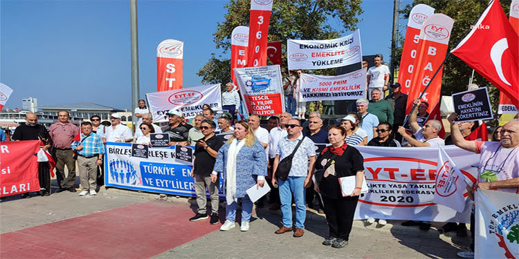 Emekliler ve EYT’liler Kadıköy’de açıklama yaptı