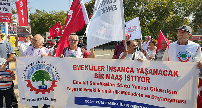 Emekliler ve EYT’liler Kadıköy’de açıklama yaptı