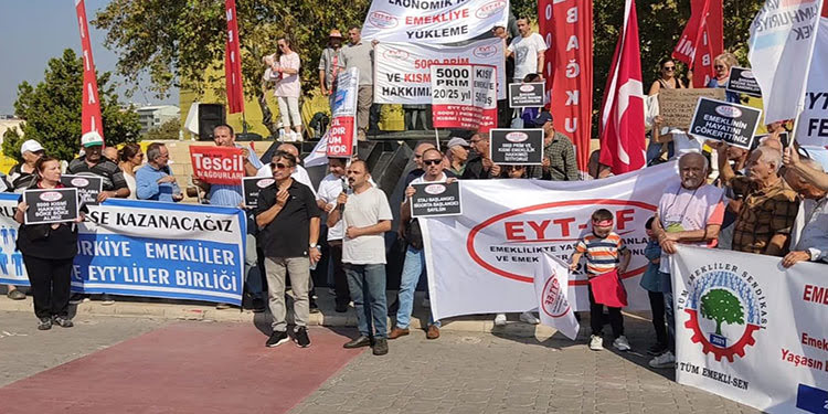 Emekliler ve EYT’liler Kadıköy’de açıklama yaptı