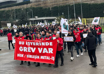 Metal işçileri grev alanlarını boş bırakmıyor