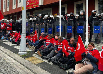 Polonez işçilerinin yürüyüşüne yine polis barikatı, işçiler açlık grevine başladı