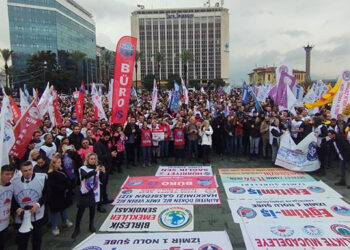Kamu emekçileri İzmir’de ‘sefalet zammı’na karşı birlikte iş bıraktı, birlikte alana çıktı