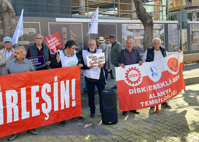 Emekliler, Alanya’da haykırdı: “Beslenemiyoruz, Giyinemiyoruz, Barınamıyoruz, Geçinemiyoruz”