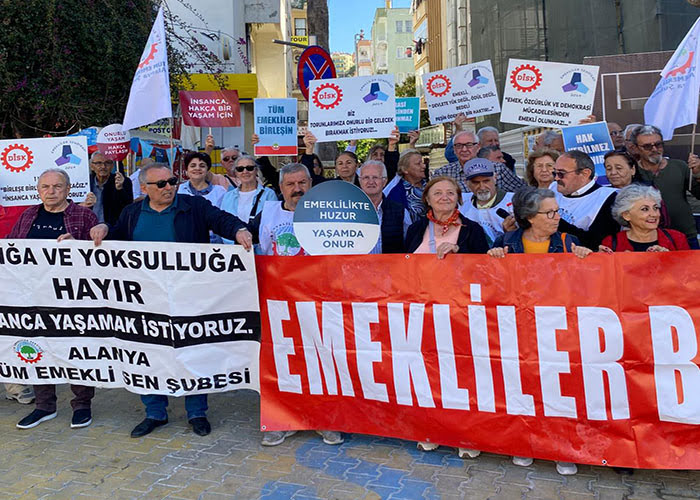 Emekliler, Alanya’da haykırdı: “Beslenemiyoruz, Giyinemiyoruz, Barınamıyoruz, Geçinemiyoruz”