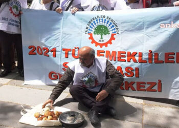 Emekliler, TÜİK önünde enflasyon verilerini protesto etti