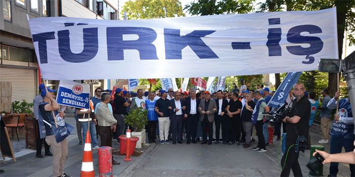 Kamu işçileri 81 ilde AKP binaları önünde açıklama yaptı
