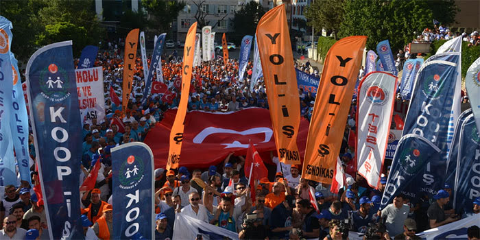 Kamu işçileri 81 ilde AKP binaları önünde açıklama yaptı