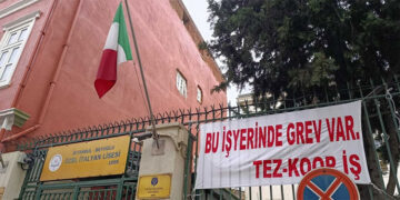 Özel İtalyan Lisesi’nde grev pankartı asıldı