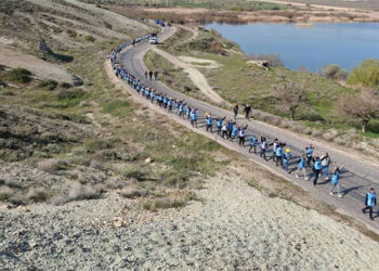 Azmimiz yollardan büyük
