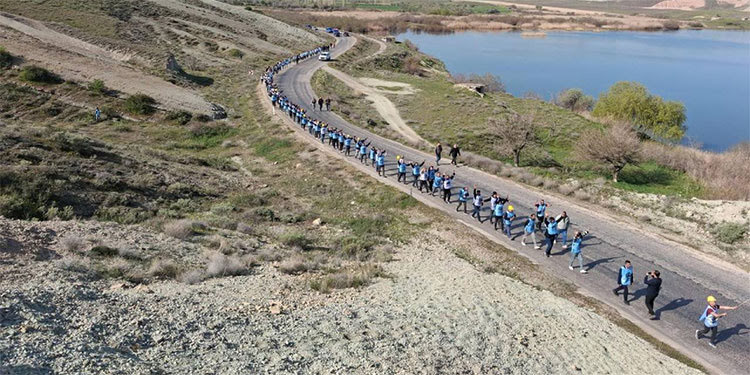 Azmimiz yollardan büyük